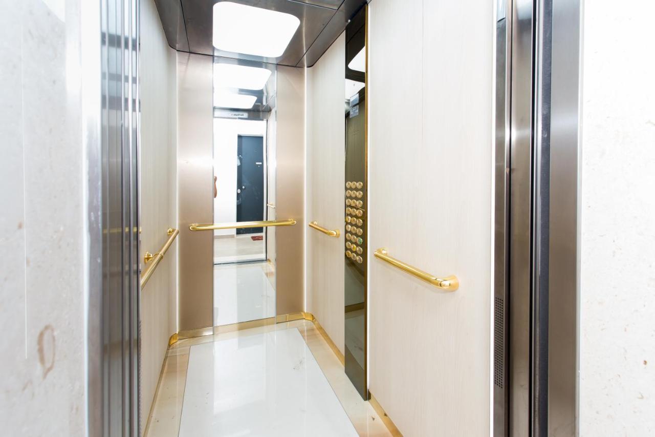 Iris Apartment Private Parking สปลิท ภายนอก รูปภาพ